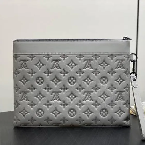 Louis Vuitton Pochette To-Go Monogram Shadow สีเทา 30 x 21 5 x 1cm everyday