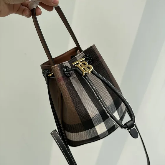 Burberry Tb Check Mini Bolso cubo Dark Marrón Crossbody