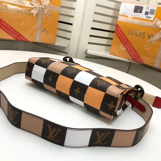Louis Vuitton Toiletry Pouch หลากสี Crossbody