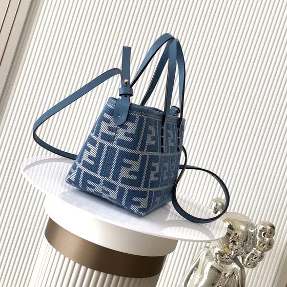 Fendi Mini Fendi Roll Bolsa tote Light Azul Bolsa tote