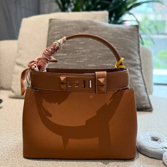 Hermes Rockstud Grainy Piel de ternera Bolso cubo Borgoña Asa superior