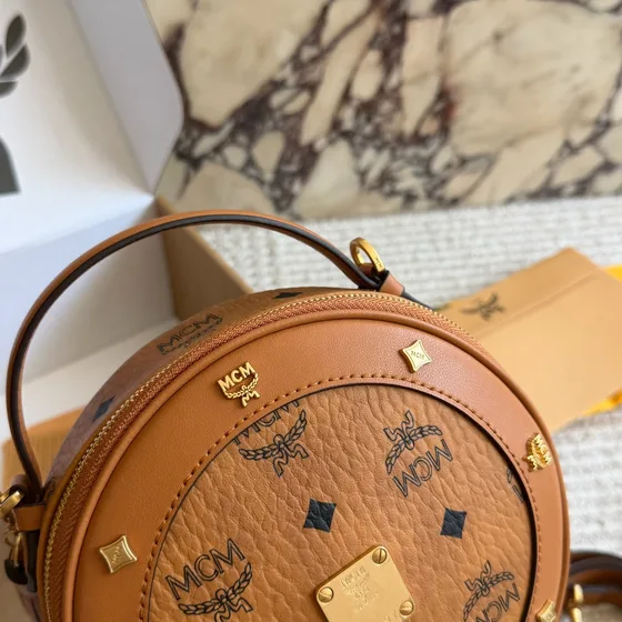 MCM Visetos Anse supérieure Round Sac bandoulière Cognac Marron Crossbody