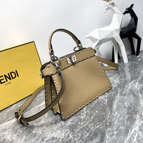 Fendi Peekaboo Iseeu Small Бежевый Верхняя ручка