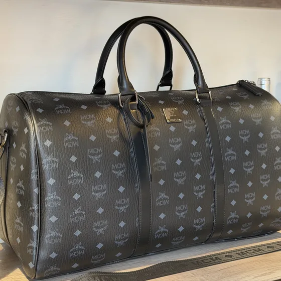 MCM Traveler Weekender Visetos Zwart Schoudertas