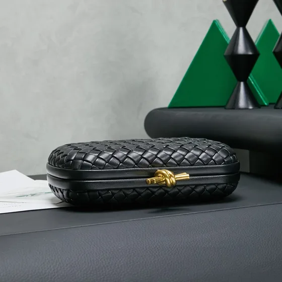 Bottega Veneta Intrecciato Knot Clutch أسود Clutch