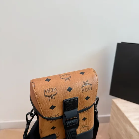 MCM Visetos Mini Bolsa transversal Cognac/Preto Crossbody