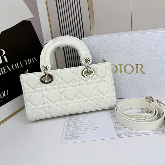 Dior Lady Dior สีขาว 22cm Top Handle