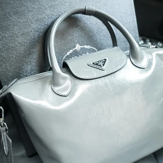 Prada Re-Edition 1978 Medium Two-Handle Piel Bag Gris Bolso tote