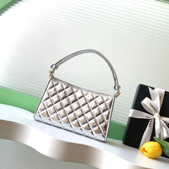Chanel Quilted Hobo Plateado Bolso bandolera