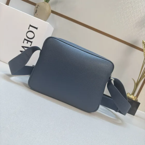 Loewe Pebble Bolsa mensageira Dark Azul Crossbody