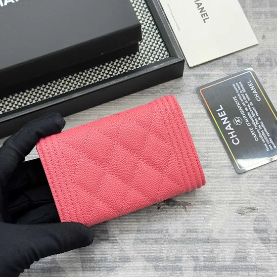 Chanel Boy وردي Card Holder