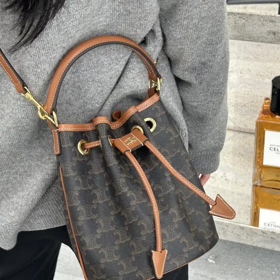 Celine Triomphe Leinwand Drawstring Beuteltasche Tan Schultertasche
