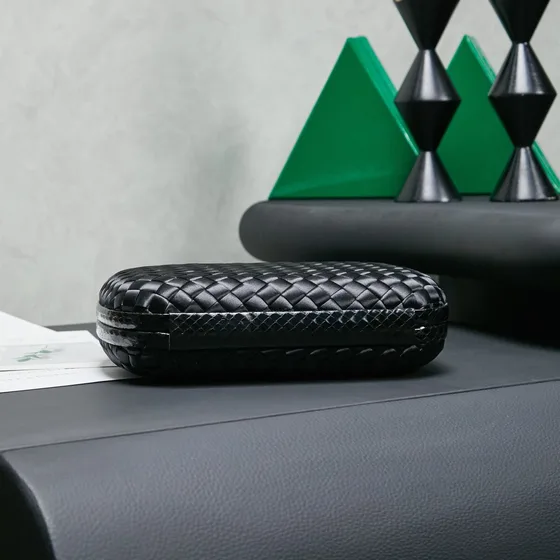Bottega Veneta Intreccio Knot Clutch أسود Clutch