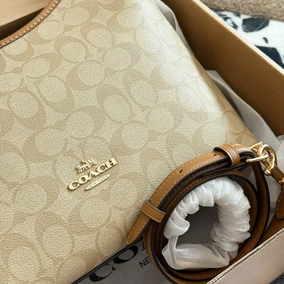 Coach Zip Top Shoulder Bag In Signature قماش بيج/بني Shoulder Bag