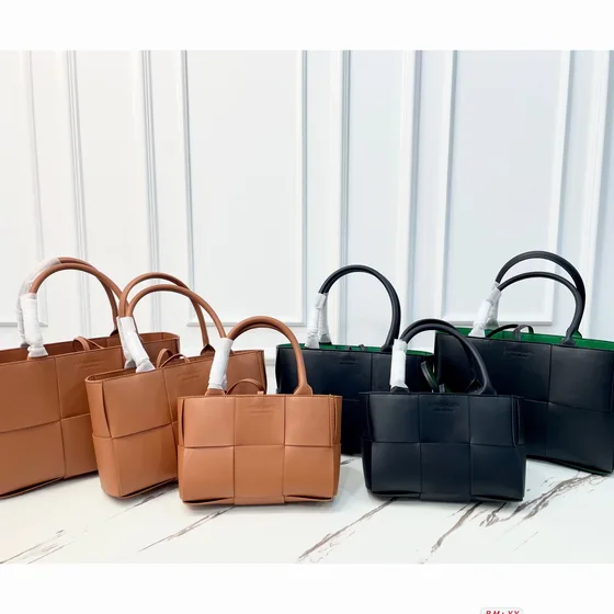 Bottega Veneta Arco Tote Black Burgundy Tote Bag