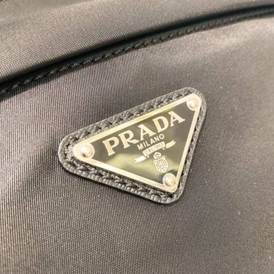 Prada สีดำ crossbody