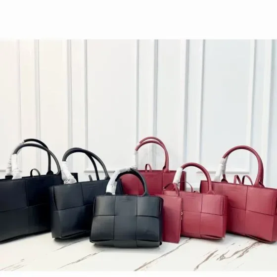 Bottega Veneta Arco Tote Black Burgundy Tote Bag