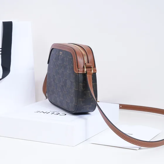 Celine Triomphe Small Camera Bag Tan With Marron Triomphe Toile Sac bandoulière