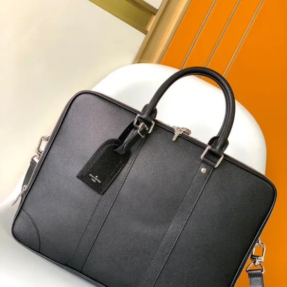 Louis Vuitton M30967 Black Taiga leather 39 5 x 29 x 9 cm business