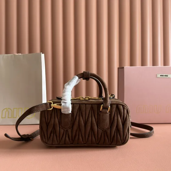 Miu Miu Matelassé Daim Anse supérieure Boston Bag Marron Anse supérieure