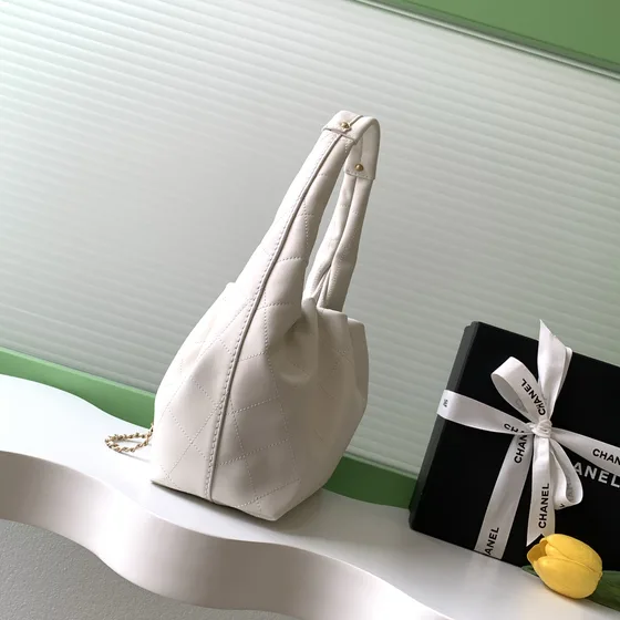 Chanel Quilted Chain Hobo Putih Hobo