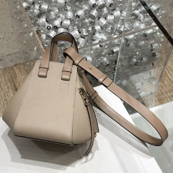 Loewe Hammock สีครีม Top Handle