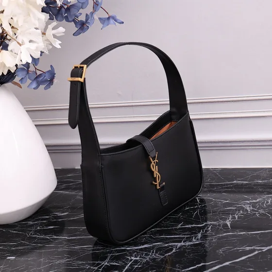 YSL Le 5 À 7 Hobo Bag أسود Hobo
