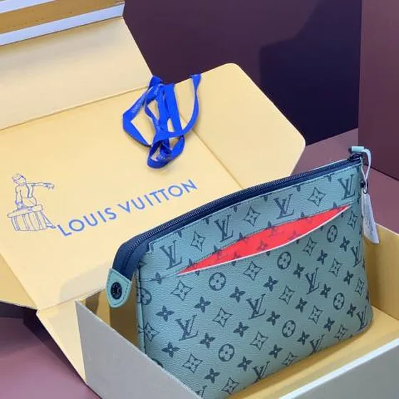 Louis Vuitton M82800 Monogram Eclipse 32 x 21 x 8 cm travel