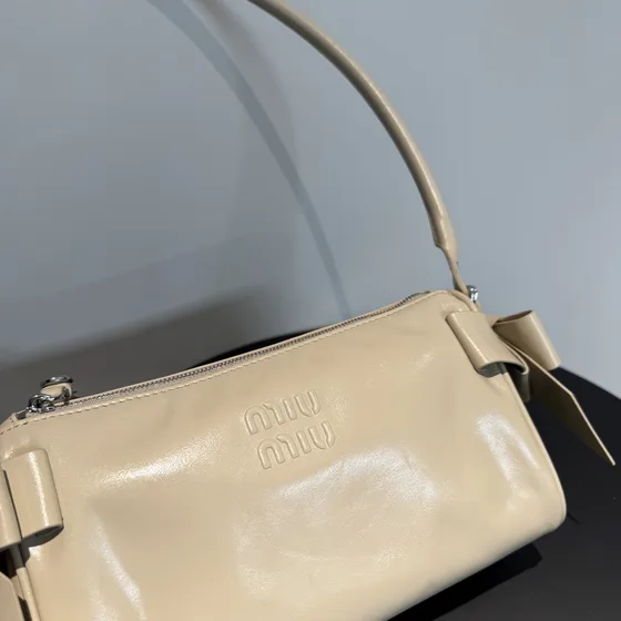 Miu Miu หนังเงา Bow Shoulder Bag สีครีม Shoulder Bag