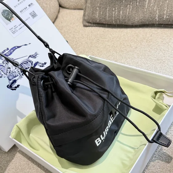 Burberry Phoebe Drawstring Etui Sort Crossbody