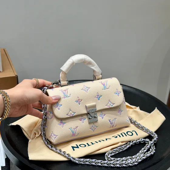 MCM Nano Madeleine Dream Beige With Iridescent Lilla Monog Tophåndtak