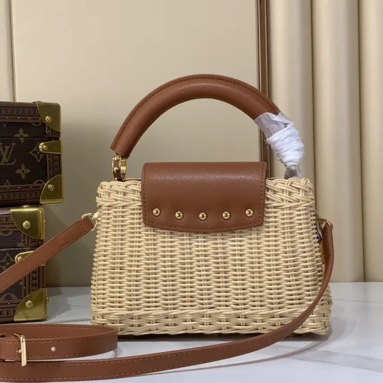 Louis Vuitton Capucines Beige Asa superior