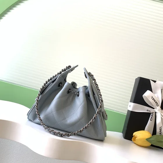 Chanel Quilted Drawstring Chain Bag Light Blå Axelväska
