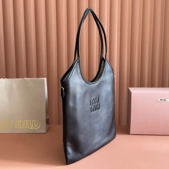 Miu Miu جلد Hobo Bag أسود Hobo