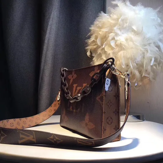 Louis Vuitton Toiletry Necessaire On Chain Marrom Crossbody