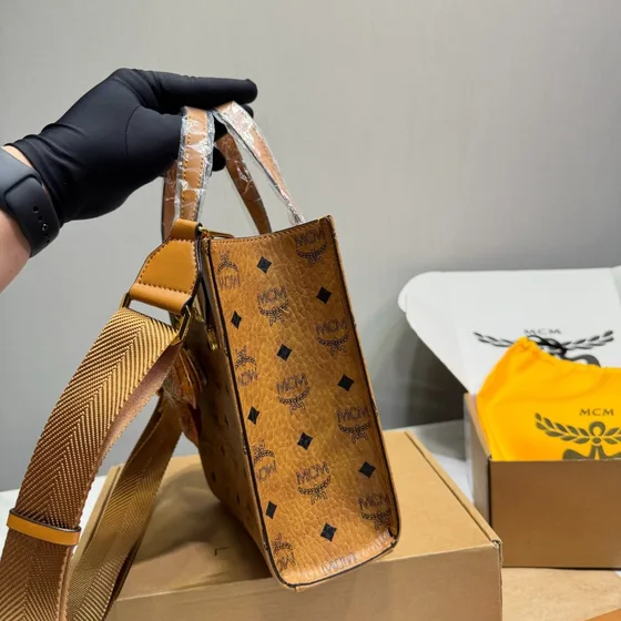 MCM Aren Visetos Tote Cognac Asa superior