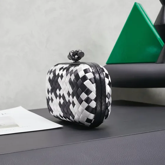 Bottega Veneta Intreccio Knot Clutch Schwarz And Weiß Clutch