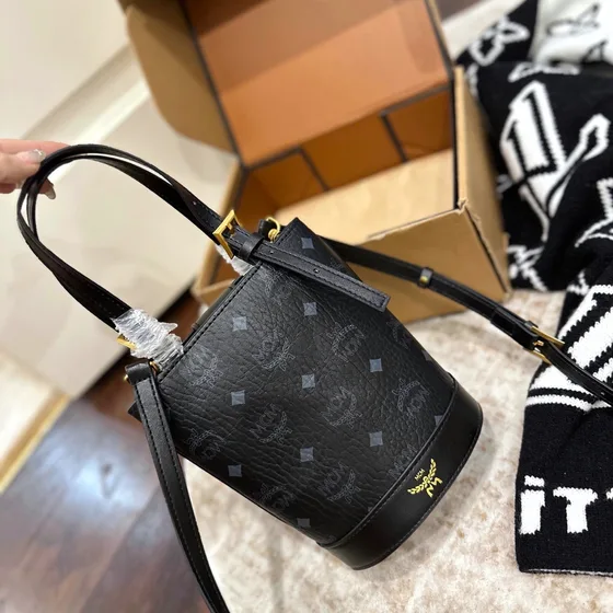 MCM Mini Aren Visetos Bolso cubo Negro Crossbody