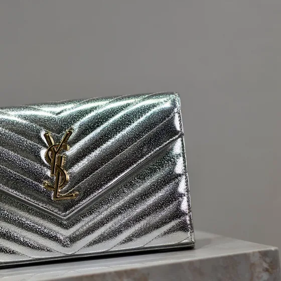 YSL Cassandre Matelassé Chevron Envelope Brieftasche On Chain Metallic Silber Woc