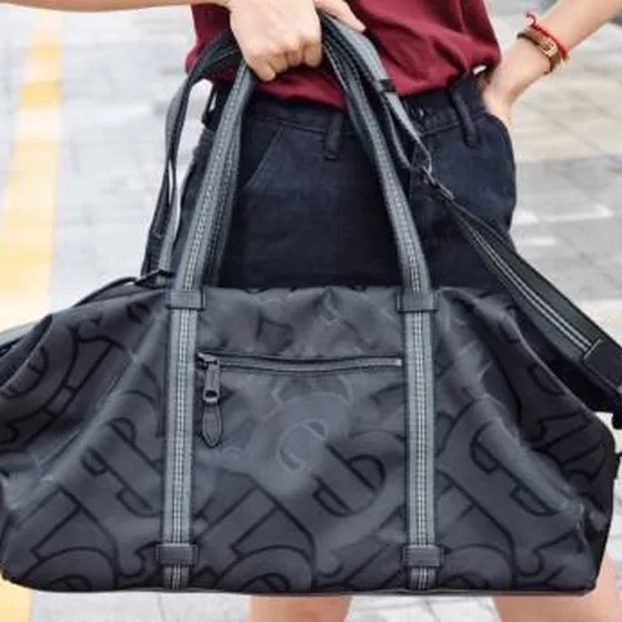 Burberry Hitam travel