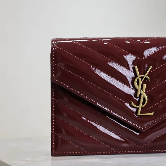 YSL Cassandre Matelassé Envelope Carteira Bordô Carteira
