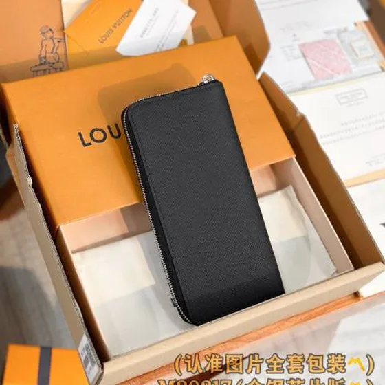 Louis Vuitton M30317 Black 10 x 20 x 2 everyday