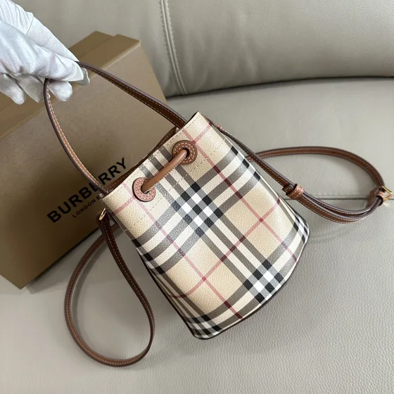 Burberry Small Check Drawstring Borsa a secchiello Beige Briar Marrone Crossbody