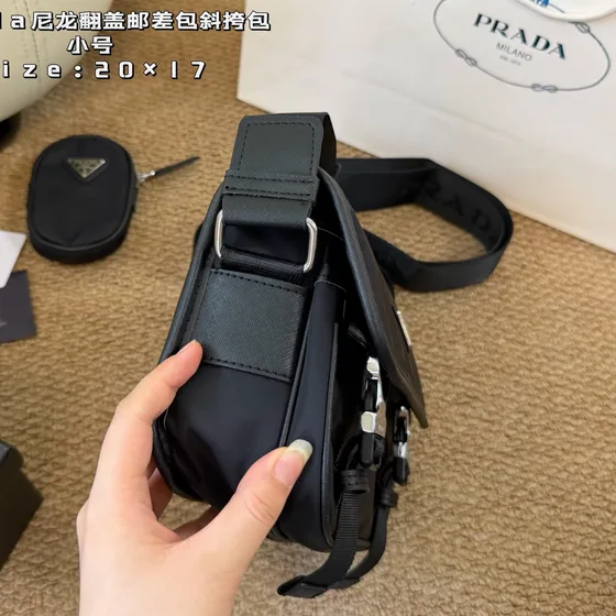 Prada Re-Nylon Flap Borsa messenger Small Nero 20cm Crossbody