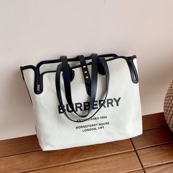 Burberry Horseferry Print Kanvas Tote Putih Tote Bag