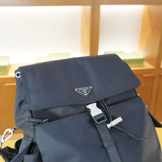 Prada Re-Nylon Medium Rugzak With Flap Zwart Rugzak