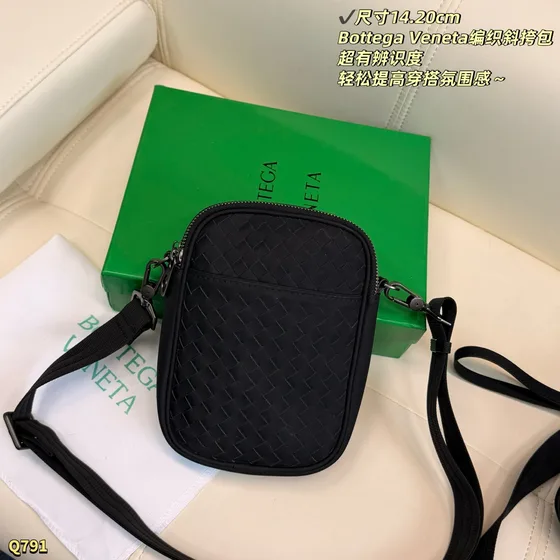 Bottega Veneta Intreccio Nylon Crossbody Pouch Black 14 20cm Crossbody