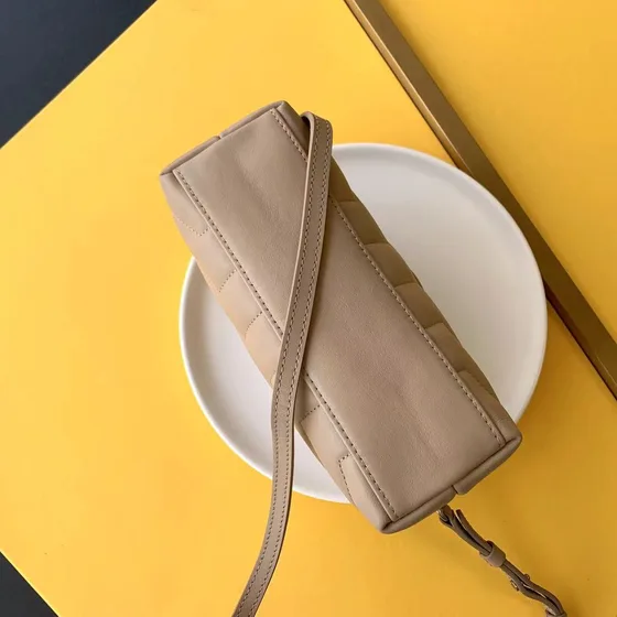 YSL Loulou Toy สีครีม Crossbody