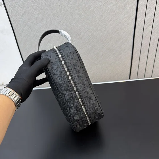 Bottega Veneta Intrecciato Toiletry Case Hitam Pouch
