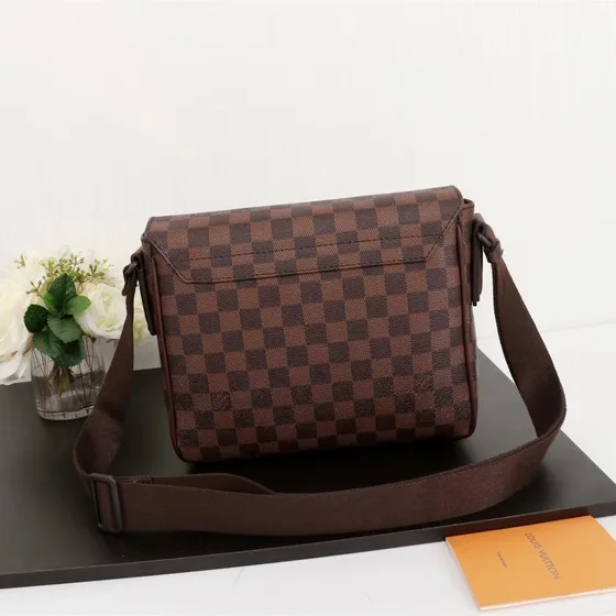 Louis Vuitton District Pm Marron Crossbody